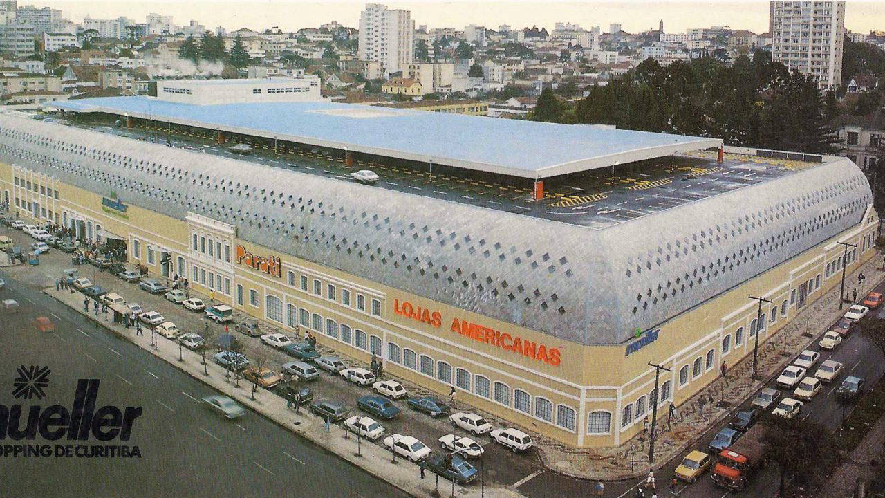 Shopping Mueller aproveitou o edifício da Fundição Mueller e foi o primeiro centro comercial de seu tipo em Curitiba, em 1982.