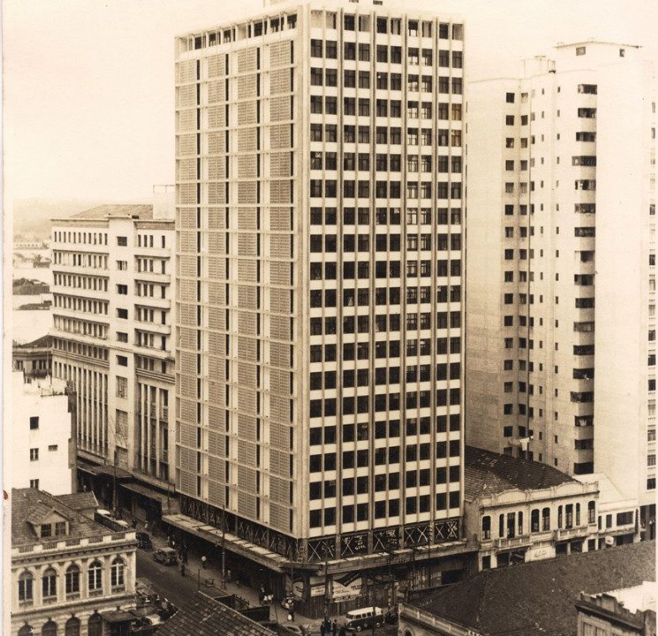 O Edifício Barão do Rio Branco, com 20 andares, é um exemplo da arquitetura modernista em que a forma é resultado da função do elemento.