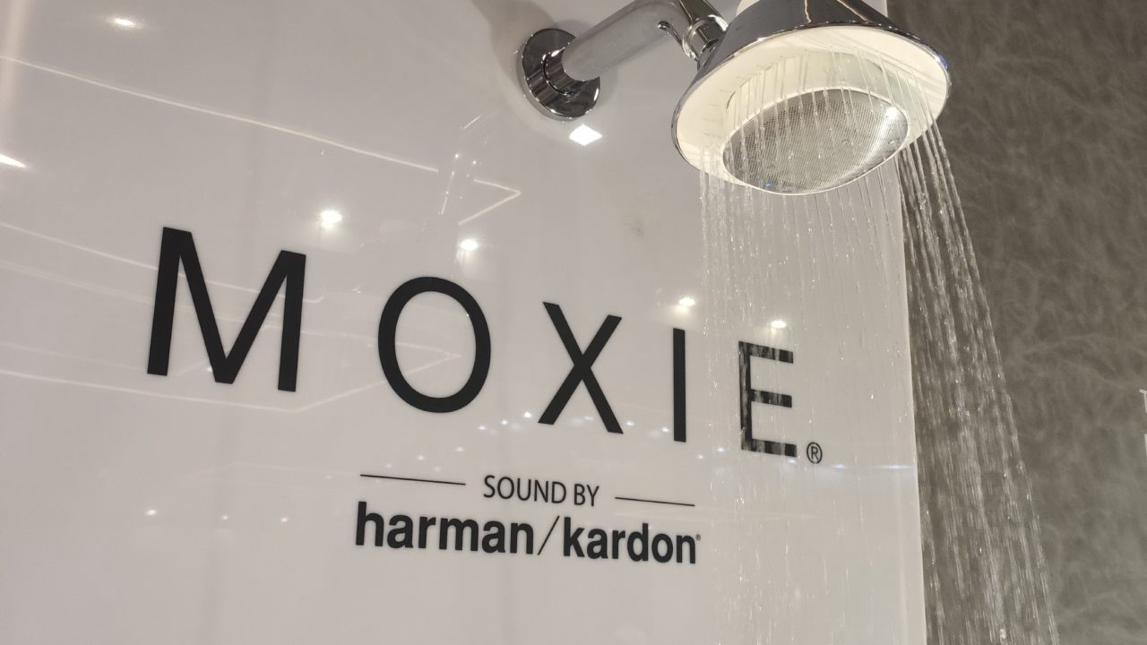 Moxie 2.0, da Kohler, com caixinha de som removível, é um dos destaques de inovação tecnológica da Revestir 2022.