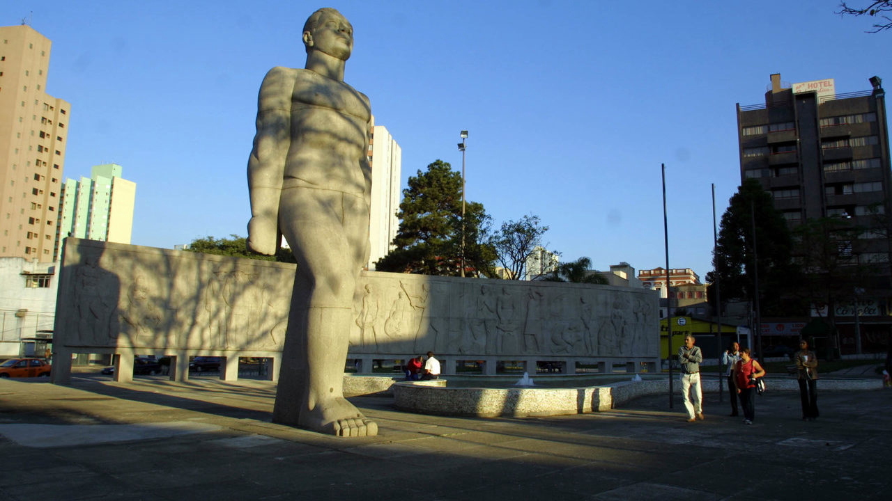 Estátua do Homem Nu, em Curitiba, também leva a marca de Stenzel na paisagem urbana.