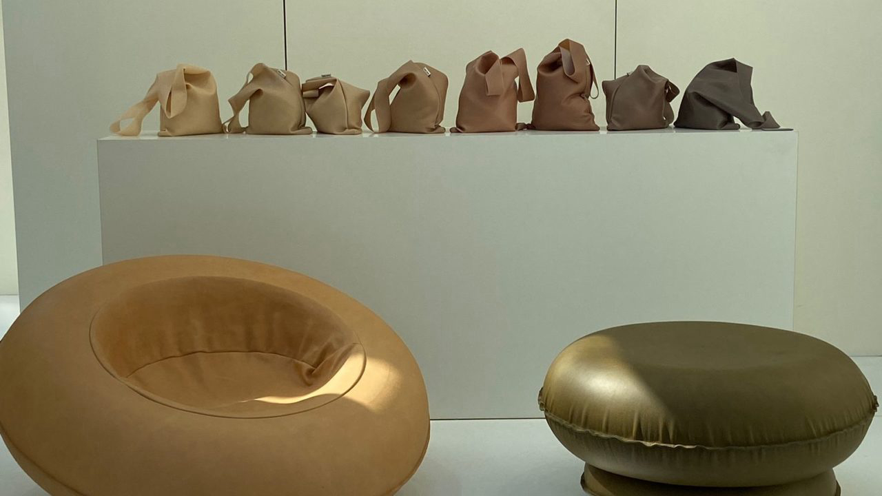 A artista japonesa Satomi Minoshima apresenta a coleção Couro Inflável.