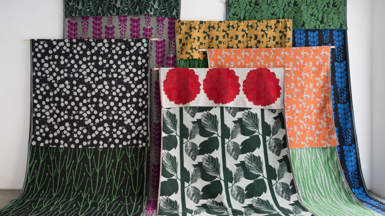 Yuri Himuro, artista têxtil japonês, abraça a biofilia em formas e cores.