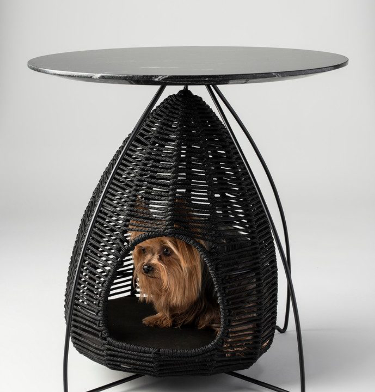 Mesa Chanel, criação de Sergio Stark para DonaFlor Mobília, inspirada no pet do designer.