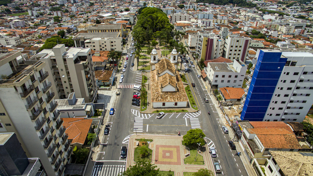 Vista aérea de uma cidade de Minas Gerais, com muito patrimônio histórico material preservado