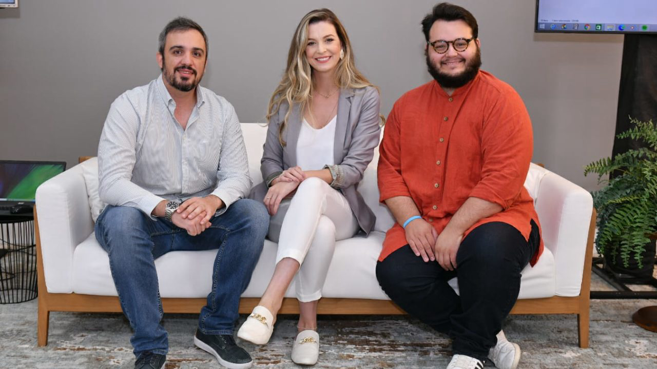   Thiago Helm, da Impermix, com Patrícia Zanivan, do Grupo Dexco, e Luan Galani, da HAUS