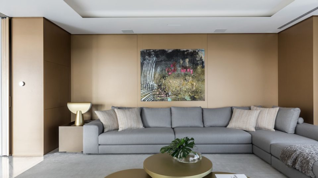 Superfície dourada em tinta metalizada é um dos destaques do projeto de interiores de Jayme Bernardo.