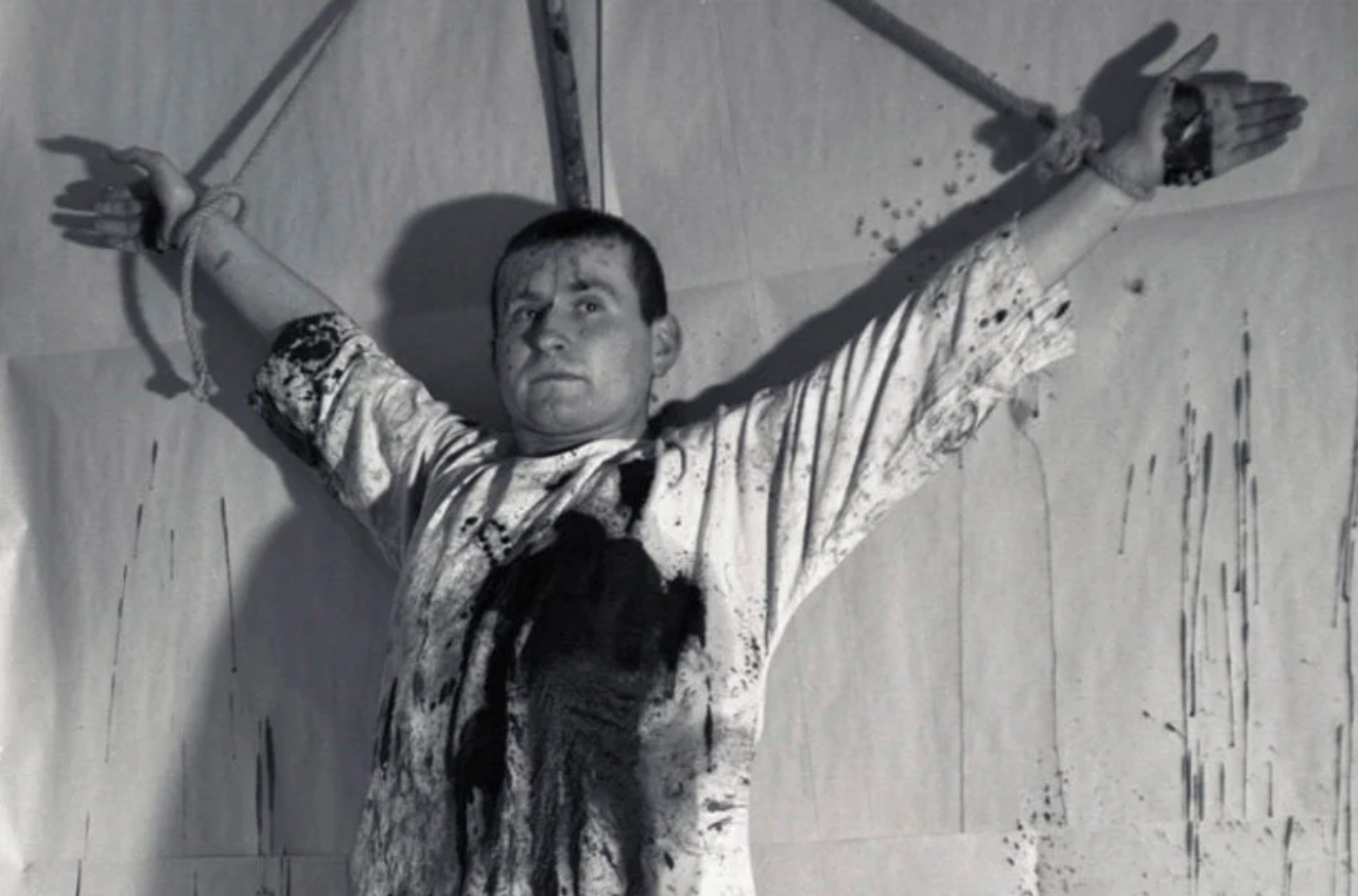 Hermann Nitsch em sua primeira performance em 1962