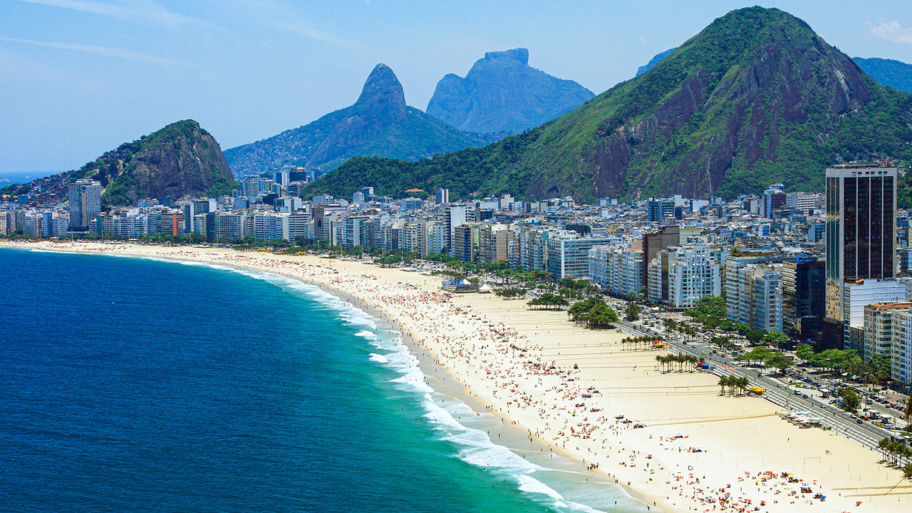 Praia de Copacabana no Rio de Janeiro tem um dos metros quadrados mais caros do Brasil