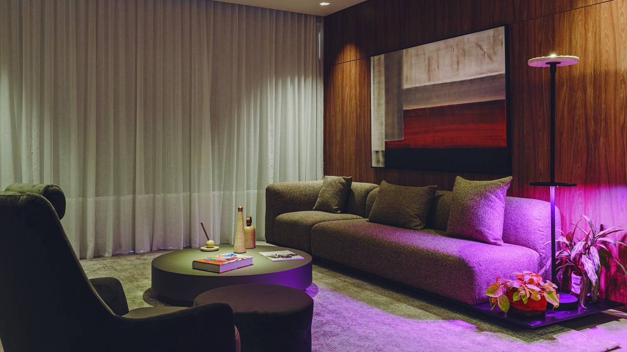 Com uma iluminação violeta, a luminária Íris deixa a sala mais intimista e ajuda no crescimento das plantas. A peça é fruto da parceria entre Ner Conceito, Furf Design e Mush Eco.