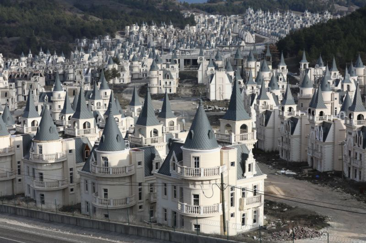 Residenncial Burj Al Babas, na Turquia: condomínio de castelos que imitam o ícone da Disney. 
