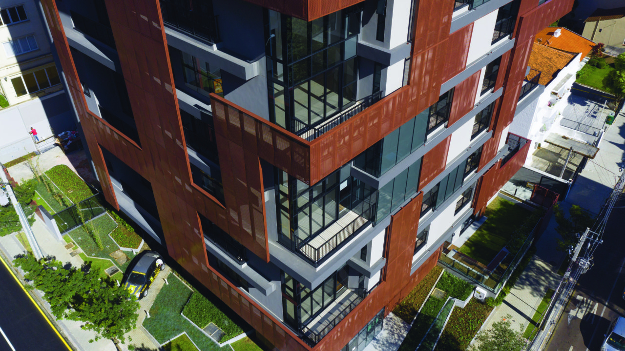 Projetado pelo escritório Baggio Schiavon Arquitetura, o Residence Open Concept – ROC Batel não tem grades ou muros. O empreendimento da Laguna permite a integração completa do edifício à paisagem do bairro, transformando o espaço público no quintal dos moradores. 