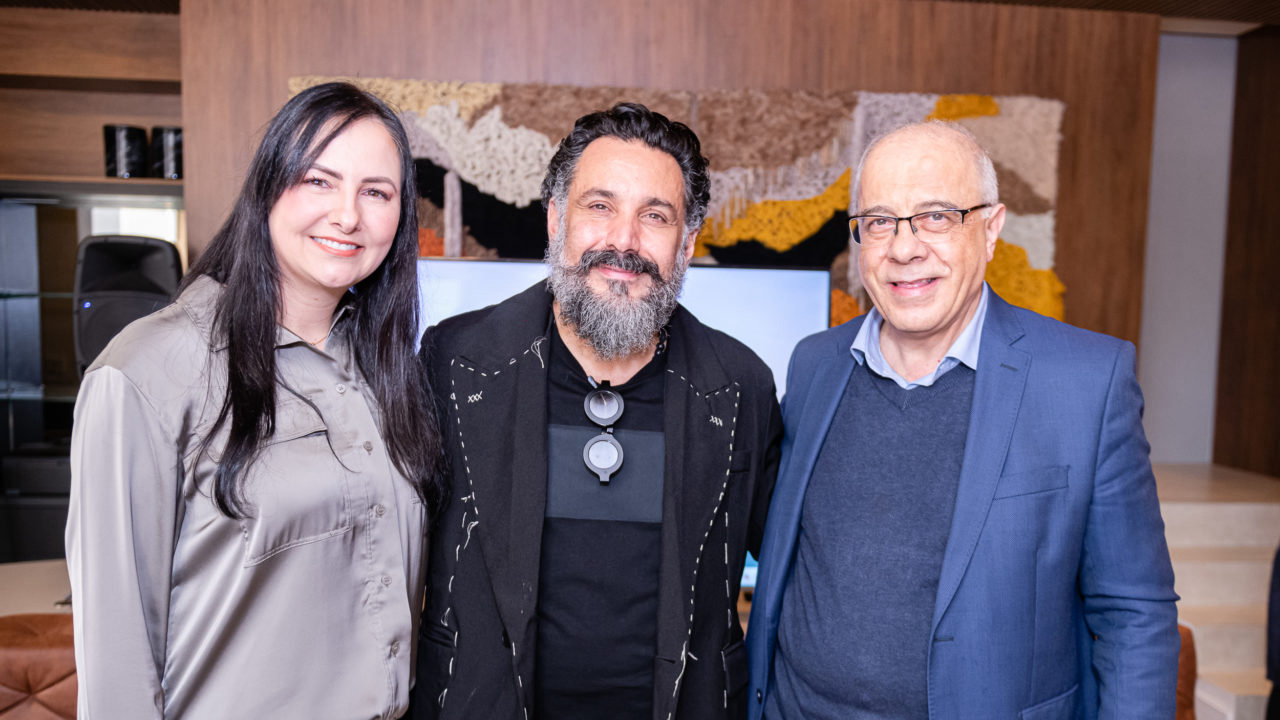 A sócia da Romanzza Curitiba, Carolina Reis, Pedro Franco, e Clademir Argenta, diretor comercial da Romanzza