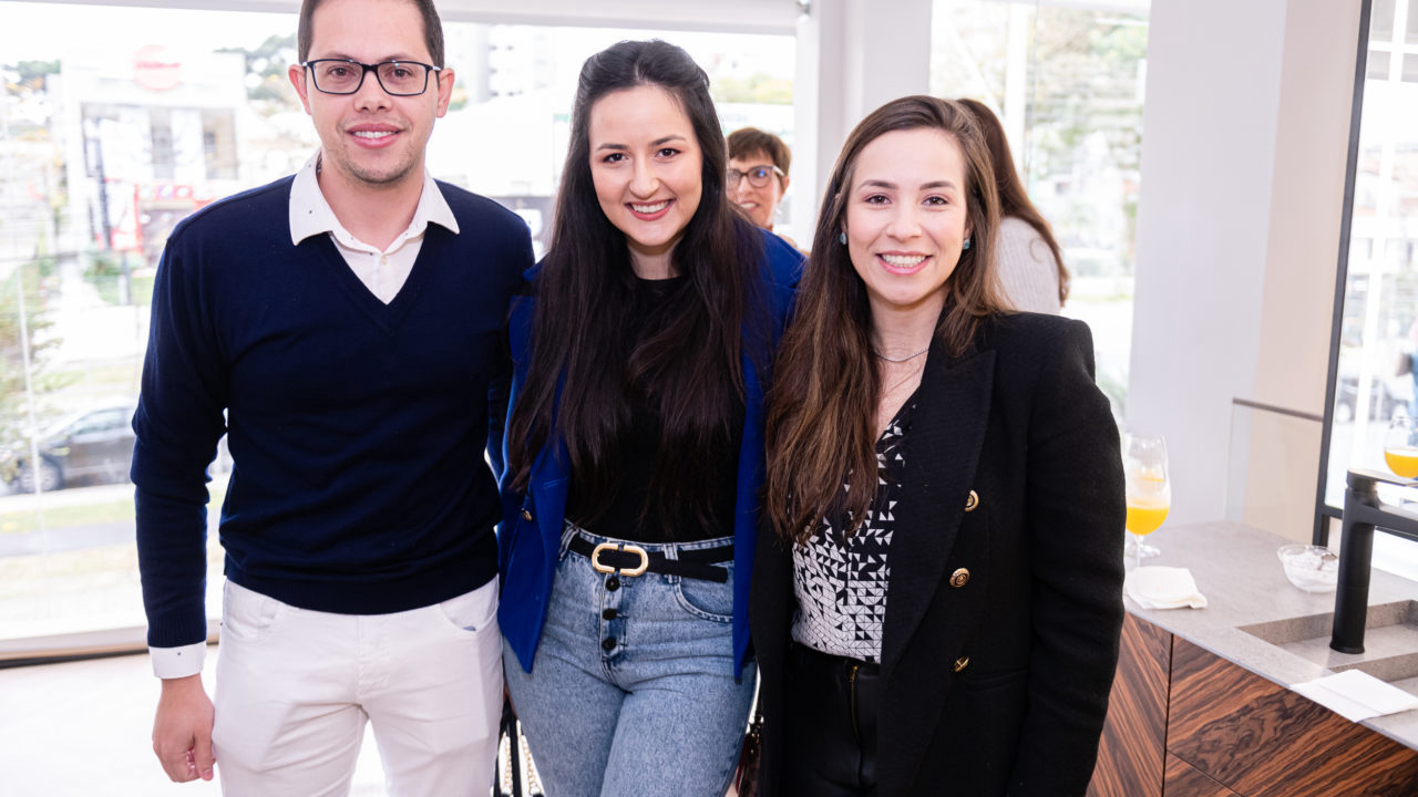 Danilo Rodrigues, Amanda Bee e Monique Mazurkievz