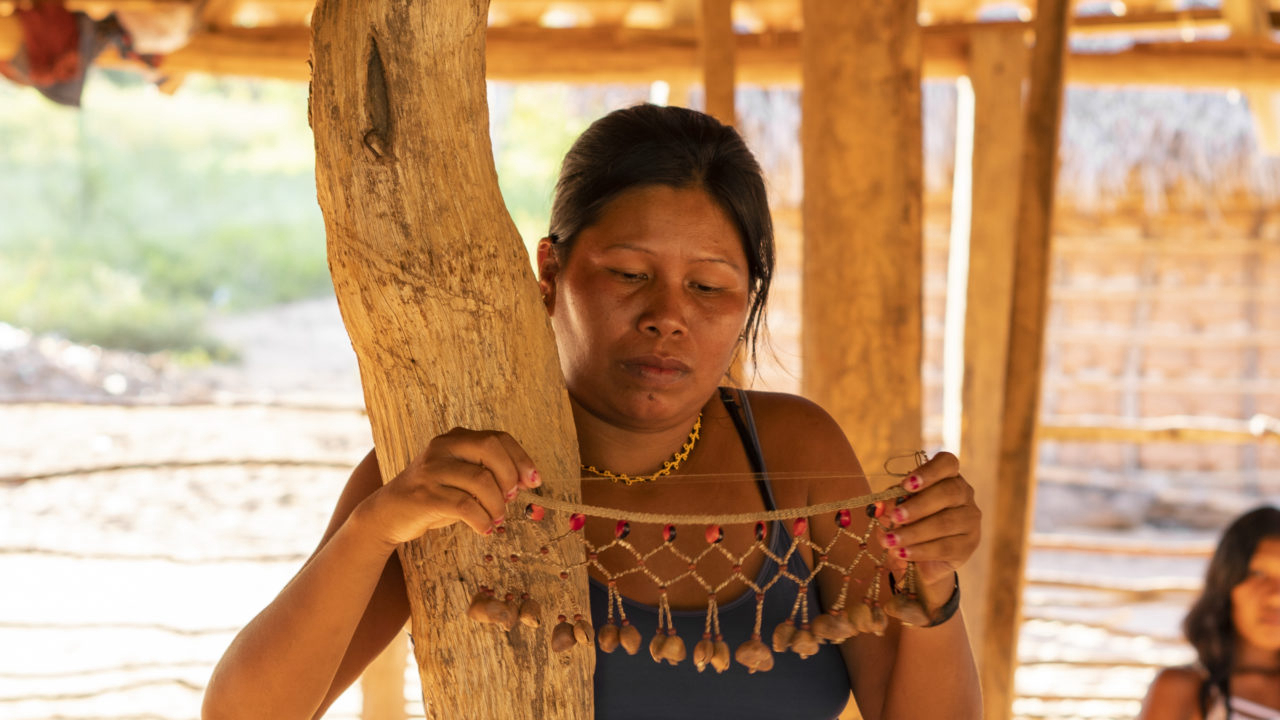 Artesã de comunidade amazônica